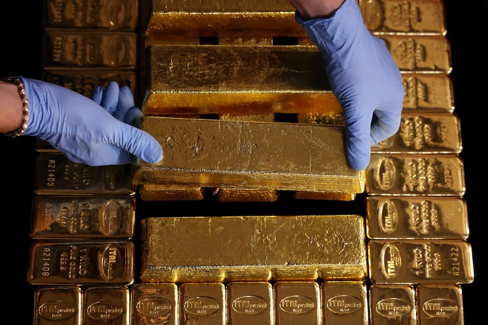 Un empleado apila lingotes de oro con el sello de Italpreziosi SpA en un carro dentro de la refinería de metales preciosos en Arezzo. Un empleado apila lingotes de oro con el sello de Italpreziosi SpA en un carro dentro de la refinería de metales preciosos en Arezzo.