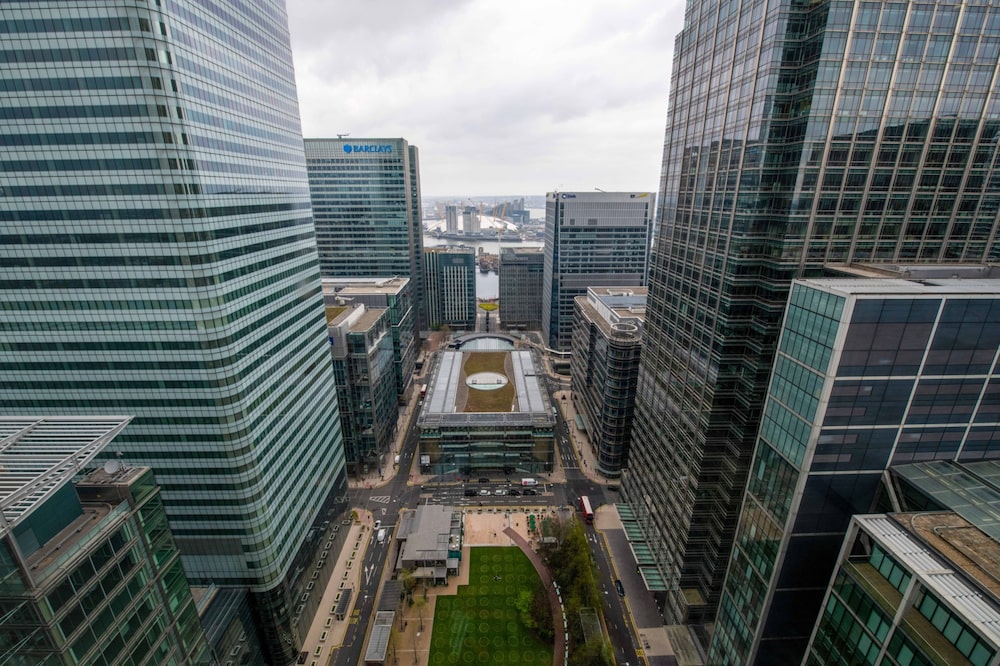Una vista de Canary Wharf con el estadio O2 al fondo, visto desde One Canada Square; el barrio se está transformando en un lugar de entretenimiento nocturno donde ir a cenar, beber y escuchar música. Chris J Ratcliffe / Bloomberg Una vista de Canary Wharf con el estadio O2 al fondo, visto desde One Canada Square; el barrio se está transformando en un lugar de entretenimiento nocturno donde ir a cenar, beber y escuchar música. Chris J Ratcliffe / Bloomberg