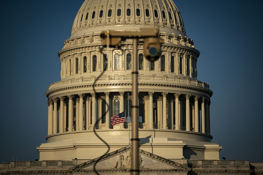 Un sistema de videovigilancia, prestado permanentemente por el Ejército de EE.UU. pero operado por la Policía del Capitolio de EE.UU., fuera del Capitolio de EE.UU. en Washington, D.C., EE.UU., el lunes 28 de febrero de 2022. Se volvieron a instalar vallas temporales alrededor del Capitolio mientras los funcionarios federales de seguridad se preparan para que los camioneros que protestan lleguen a la zona de Washington, posiblemente para coincidir con el discurso del presidente Biden sobre el Estado de la Unión el martes. Un sistema de videovigilancia, prestado permanentemente por el Ejército de EE.UU. pero operado por la Policía del Capitolio de EE.UU., fuera del Capitolio de EE.UU. en Washington, D.C., EE.UU., el lunes 28 de febrero de 2022. Se volvieron a instalar vallas temporales alrededor del Capitolio mientras los funcionarios federales de seguridad se preparan para que los camioneros que protestan lleguen a la zona de Washington, posiblemente para coincidir con el discurso del presidente Biden sobre el Estado de la Unión el martes.