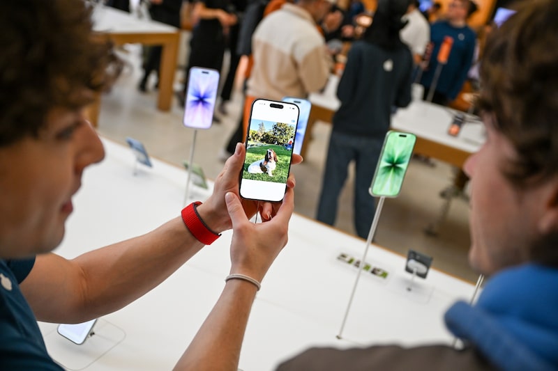 Dos jóvenes se muestran un teléfono Apple. Fotógrafo: Chris J. Ratcliffe/Bloomberg Dos jóvenes se muestran un teléfono Apple. Fotógrafo: Chris J. Ratcliffe/Bloomberg