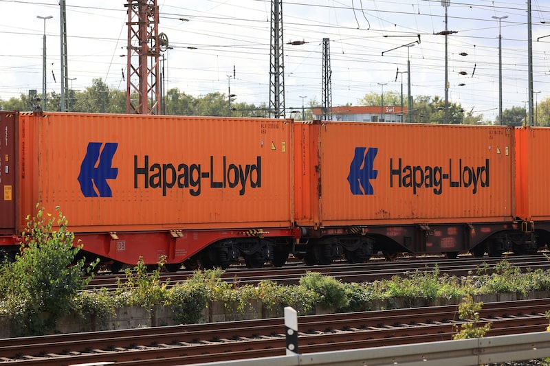 Contenedores operados por Hapag-Lloyd, de la cual la chilena Compañía Sud Americana de Vapores posee el 30%, en un tren de carga en un depósito ferroviario en Seelze, Alemania. Contenedores operados por Hapag-Lloyd, de la cual la chilena Compañía Sud Americana de Vapores posee el 30%, en un tren de carga en un depósito ferroviario en Seelze, Alemania.