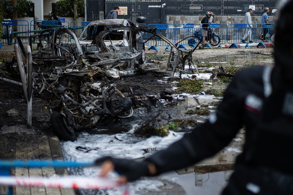 Las autoridades israelíes trabajan en el lugar del incendio provocado por fragmentos de un proyectil iraní en Tel Aviv el 15 de marzo. Las autoridades israelíes trabajan en el lugar del incendio provocado por fragmentos de un proyectil iraní en Tel Aviv el 15 de marzo.