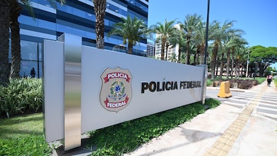 PF bloqueia R$ 10,4 bi e prende alvo de sanções dos EUA por suposta ligação com PCC PF bloqueia R$ 10,4 bi e prende alvo de sanções dos EUA por suposta ligação com PCC