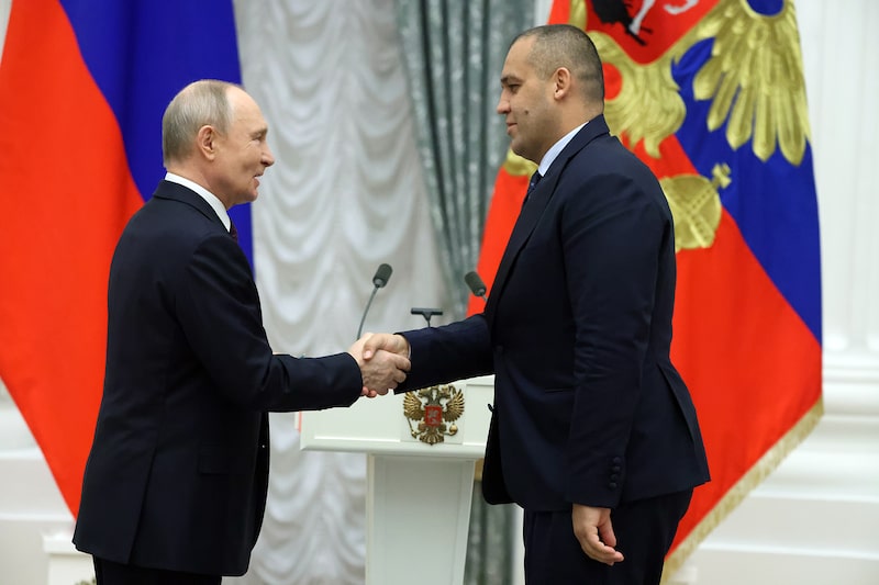 Cómo un boxeador ruso vinculado al Kremlin llegó a financiar la boda de Trump Jr. Cómo un boxeador ruso vinculado al Kremlin llegó a financiar la boda de Trump Jr.