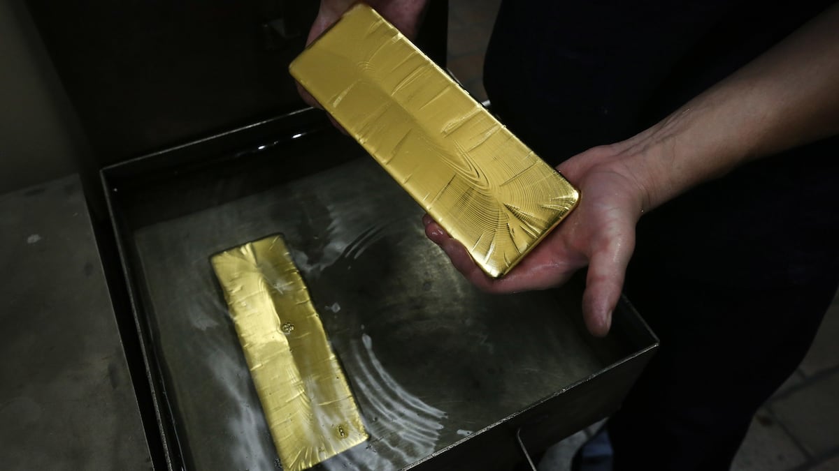 El oro rebota tras caer 5% en un mes: ¿por qué los inversionistas siguen comprando?