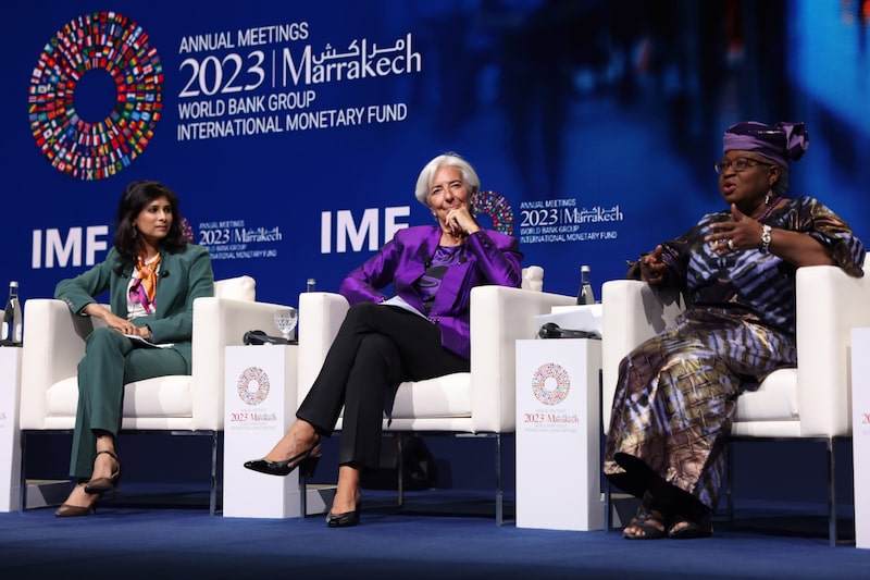 Gita Gopinath, primera subdirectora gerente del Fondo Monetario Internacional (FMI), a la izquierda, Christine Lagarde, presidenta del Banco Central Europeo (BCE), en el centro, y Ngozi Okonjo-Iweala, directora general de la Organización Mundial del Comercio (OMC), durante una mesa redonda en las reuniones anuales del Fondo Monetario Internacional (FMI) y el Banco Mundial en Marrakech, Marruecos, el viernes 13 de octubre de 2023. Gita Gopinath, primera subdirectora gerente del Fondo Monetario Internacional (FMI), a la izquierda, Christine Lagarde, presidenta del Banco Central Europeo (BCE), en el centro, y Ngozi Okonjo-Iweala, directora general de la Organización Mundial del Comercio (OMC), durante una mesa redonda en las reuniones anuales del Fondo Monetario Internacional (FMI) y el Banco Mundial en Marrakech, Marruecos, el viernes 13 de octubre de 2023.