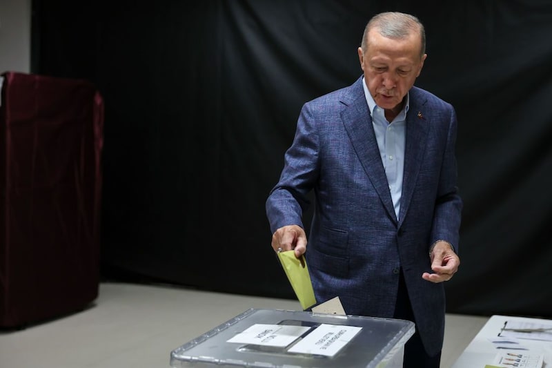 Recep Tayyip Erdogan emite su voto. Recep Tayyip Erdogan emite su voto.