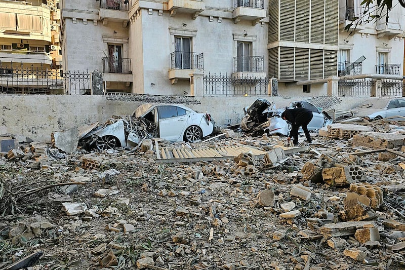 Un hombre inspecciona los escombros tras un ataque aéreo israelí en el suburbio de Haret Hreik, al sur de Beirut, el 2 de marzo de 2026. Un hombre inspecciona los escombros tras un ataque aéreo israelí en el suburbio de Haret Hreik, al sur de Beirut, el 2 de marzo de 2026.