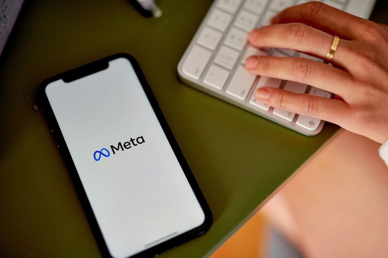 Meta reportó resultados sólidos y aceleró sus inversiones en inteligencia artificial, lo que llevó a varios bancos a elevar sus precios objetivo. Meta reportó resultados sólidos y aceleró sus inversiones en inteligencia artificial, lo que llevó a varios bancos a elevar sus precios objetivo.