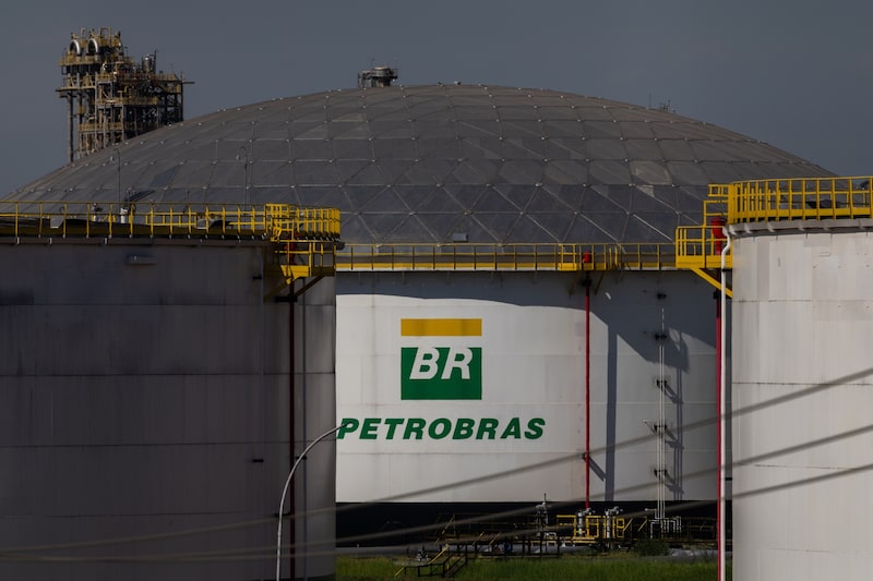 Tanques de almacenamiento de petróleo en Petróleo Brasileiro SA, Refinería Petrobras Paulinia Replan en Paulinia, São Paulo, Brasil. Fotógrafa: Maira Erlich/Bloomberg. Tanques de almacenamiento de petróleo en Petróleo Brasileiro SA, Refinería Petrobras Paulinia Replan en Paulinia, São Paulo, Brasil. Fotógrafa: Maira Erlich/Bloomberg.