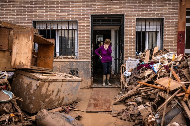 Una residente observa los escombros de la inundación fuera de una casa en Paiporta, España, el 3 de noviembre. Una residente observa los escombros de la inundación fuera de una casa en Paiporta, España, el 3 de noviembre.