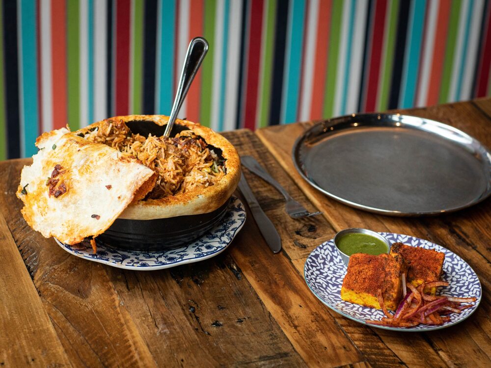 Biryani de cabra con arroz basmati de Dhamaka, cocinado en una olla cubierta de pan, con una guarnición de paneer. Fotógrafo: Clay Williams/Bloomberg
Biryani de cabra con arroz basmati de Dhamaka, cocinado en una olla cubierta de pan, con una guarnición de paneer. Fotógrafo: Clay Williams/Bloomberg