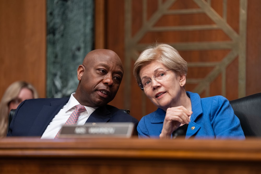 El senador Tim Scott, presidente de la Comisión Bancaria del Senado, y la senadora Elizabeth Warren, portavoz de la oposición. Fotógrafo: Aaron Schwartz/Bloomberg El senador Tim Scott, presidente de la Comisión Bancaria del Senado, y la senadora Elizabeth Warren, portavoz de la oposición. Fotógrafo: Aaron Schwartz/Bloomberg