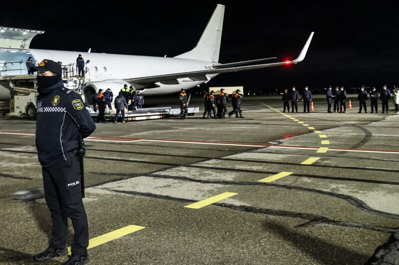Este domingo, Ilham Aliyev firmó un decreto por el que se condecoraba a título póstumo a los dos pilotos del avión y a un auxiliar de vuelo con el título más alto del país, el de Héroe Nacional de Azerbaiyán. Este domingo, Ilham Aliyev firmó un decreto por el que se condecoraba a título póstumo a los dos pilotos del avión y a un auxiliar de vuelo con el título más alto del país, el de Héroe Nacional de Azerbaiyán.