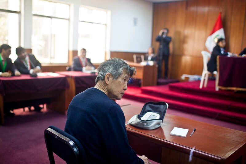 El expresidente de Perú (1990-2000) Alberto Fujimori controla su presión arterial antes de una audiencia en un tribunal de Lima, el 17 de octubre de 2013.Fotógrafo: ERNESTO BENAVIDES/AFP El expresidente de Perú (1990-2000) Alberto Fujimori controla su presión arterial antes de una audiencia en un tribunal de Lima, el 17 de octubre de 2013.Fotógrafo: ERNESTO BENAVIDES/AFP