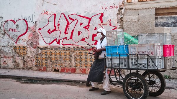 EE.UU. restablece algunos vuelos y apoyo comercial a Cuba EE.UU. restablece algunos vuelos y apoyo comercial a Cuba