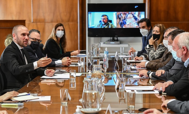 Menor carga tributaria. El ministro de Economía Martín Guzmán se reunió con empresas líder del sector de servicios, y acordó una reducción a 0% para los derechos de exportación. Menor carga tributaria. El ministro de Economía Martín Guzmán se reunió con empresas líder del sector de servicios, y acordó una reducción a 0% para los derechos de exportación.