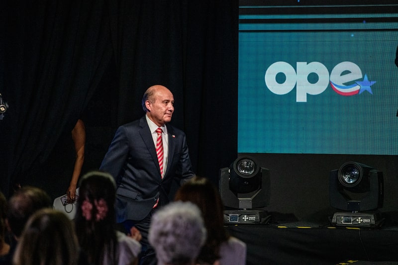 Jorge Quiroz durante una ceremonia en la oficina del presidente electo en Santiago, Chile.
Jorge Quiroz durante una ceremonia en la oficina del presidente electo en Santiago, Chile.