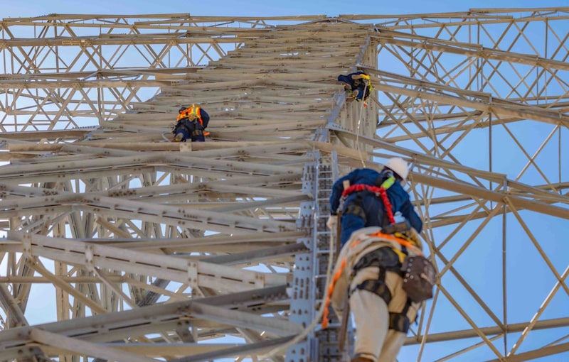 Trabajadores escalan una torre de transmisión eléctrica propiedad de la empresa estatal CFE. Trabajadores escalan una torre de transmisión eléctrica propiedad de la empresa estatal CFE.