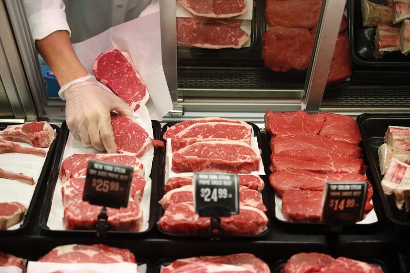 O encarecimento de carnes ao consumidor americano pode ser um dos efeitos das tarifas de 50% dos EUA ao Brasil (Foto: George Frey/Bloomberg) O encarecimento de carnes ao consumidor americano pode ser um dos efeitos das tarifas de 50% dos EUA ao Brasil (Foto: George Frey/Bloomberg)