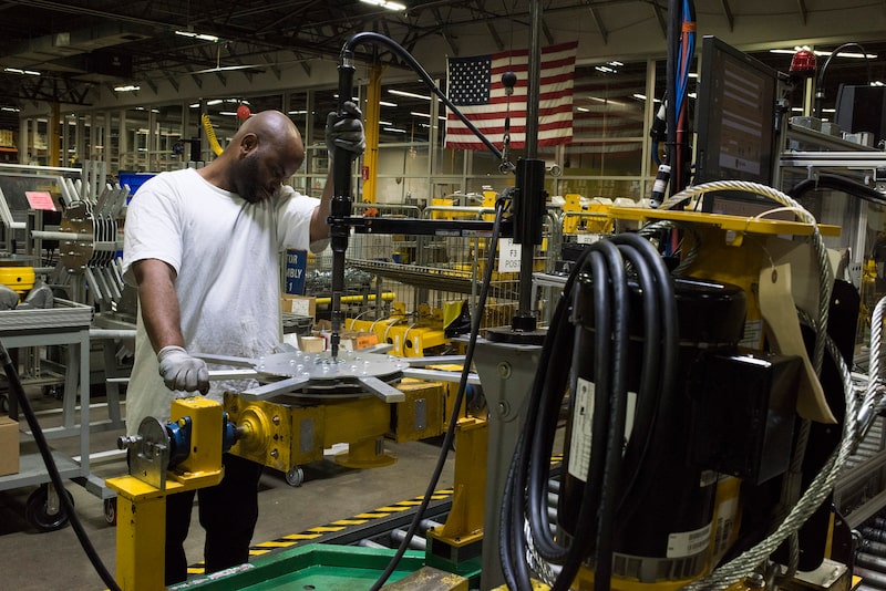Un empleado ensambla ventiladores industriales en una planta de fabricación en Lexington, Kentucky. Un empleado ensambla ventiladores industriales en una planta de fabricación en Lexington, Kentucky.