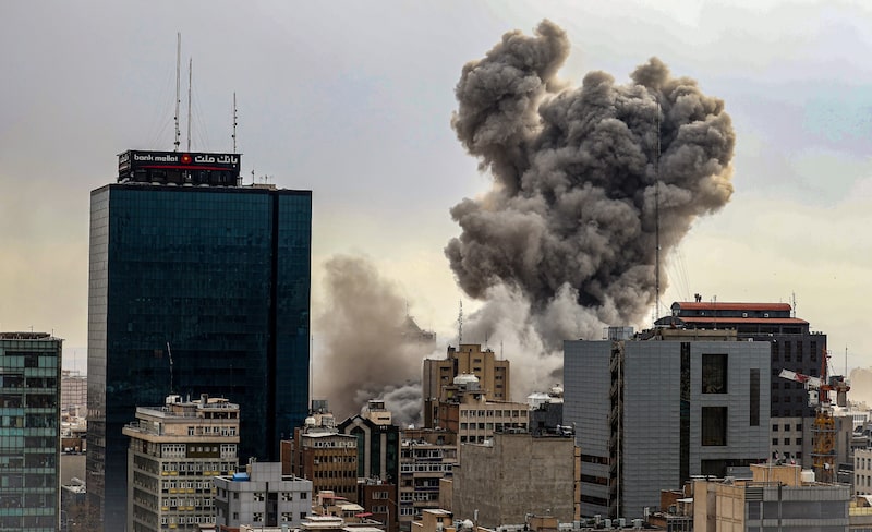 El humo se eleva después de una explosión en Teherán el 2 de marzo. Fuente: Getty Images. El humo se eleva después de una explosión en Teherán el 2 de marzo. Fuente: Getty Images.