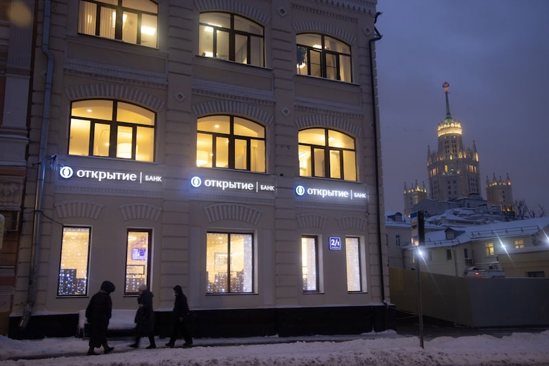 Una sucursal de Otkritie Bank FC PJSC por la noche en Moscú, Rusia, el martes 18 de enero de 2022. Una sucursal de Otkritie Bank FC PJSC por la noche en Moscú, Rusia, el martes 18 de enero de 2022.