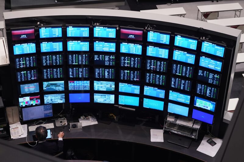 Un empleado trabaja en la Bolsa de Tokio (TSE), operada por Japan Exchange Group Inc. (JPX), en Tokio, Japón, el jueves 13 de enero de 2022. Fotógrafo: Toru Hanai/Bloomberg
Traducción realizada con la versión gratuita del traductor www.DeepL.com/Translator Un empleado trabaja en la Bolsa de Tokio (TSE), operada por Japan Exchange Group Inc. (JPX), en Tokio, Japón, el jueves 13 de enero de 2022. Fotógrafo: Toru Hanai/Bloomberg
Traducción realizada con la versión gratuita del traductor www.DeepL.com/Translator