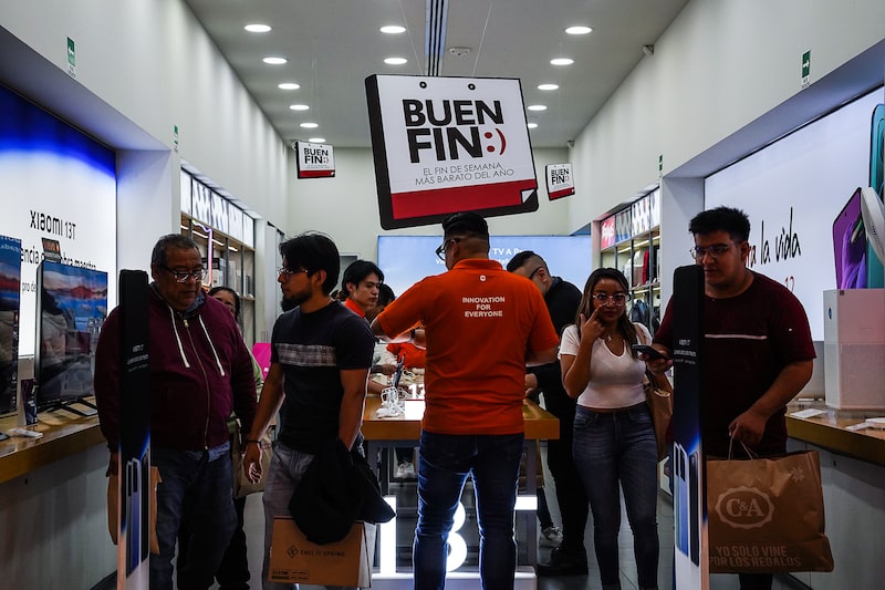Shoppers browse sales at an electronics store in Parque Delta mall during Buen Fin in Mexico City, Mexico, on Friday, Nov. 17, 2023. Mexico's annual inflation slowed in line with expectations in October, giving the central bank some maneuvering room as it prepares for one of its last interest rate decisions of the year. Photographer: Marian Carrasquero/Bloomberg Shoppers browse sales at an electronics store in Parque Delta mall during Buen Fin in Mexico City, Mexico, on Friday, Nov. 17, 2023. Mexico's annual inflation slowed in line with expectations in October, giving the central bank some maneuvering room as it prepares for one of its last interest rate decisions of the year. Photographer: Marian Carrasquero/Bloomberg