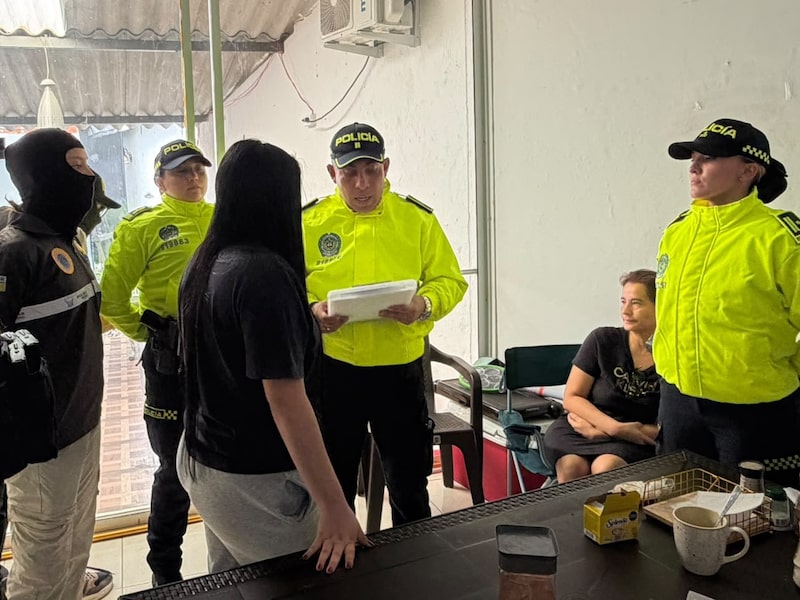 Agentes de la Policía de Colombia durante el operativo en el que fueron detenidas las dos mujeres requeridas por la justicia ecuatoriana por presunto lavado de activos. Foto: @JohnReimberg Agentes de la Policía de Colombia durante el operativo en el que fueron detenidas las dos mujeres requeridas por la justicia ecuatoriana por presunto lavado de activos. Foto: @JohnReimberg
