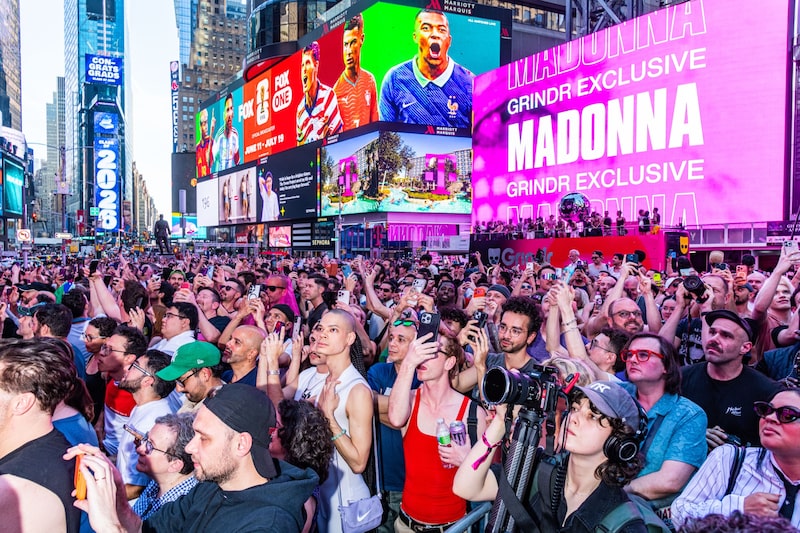 Una multitud se congregó el 4 de junio en el concierto de Madonna en Times Square, que se retransmitió en directo en exclusiva para los usuarios de Grindr. Foto: Emma Rose Milligan/Bloomberg Una multitud se congregó el 4 de junio en el concierto de Madonna en Times Square, que se retransmitió en directo en exclusiva para los usuarios de Grindr. Foto: Emma Rose Milligan/Bloomberg