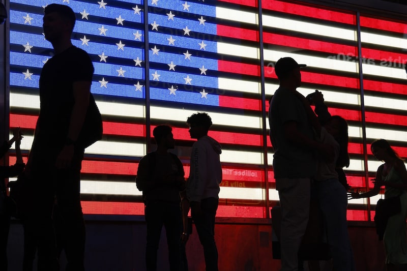 El crecimiento poblacional de EE.UU. se desacelera por la caída de la inmigración. El crecimiento poblacional de EE.UU. se desacelera por la caída de la inmigración.