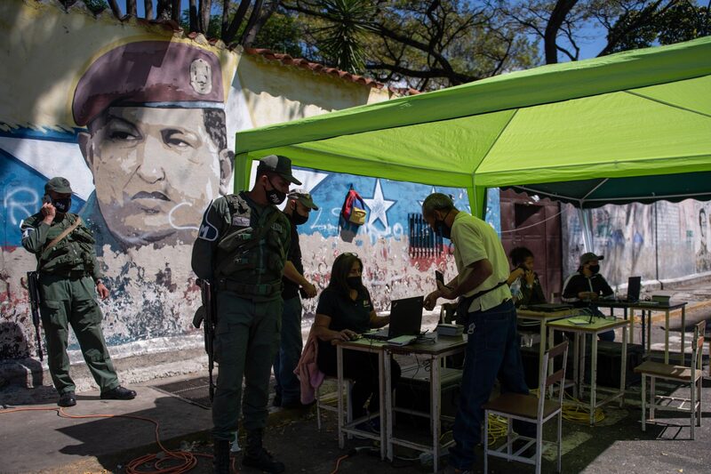 Funcionarios recolectan firmas de residentes para un referéndum contra el gobierno en el barrio de Petare de Caracas, Venezuela, el miércoles 26 de enero de 2022. Foto: Gaby Oraa Funcionarios recolectan firmas de residentes para un referéndum contra el gobierno en el barrio de Petare de Caracas, Venezuela, el miércoles 26 de enero de 2022. Foto: Gaby Oraa