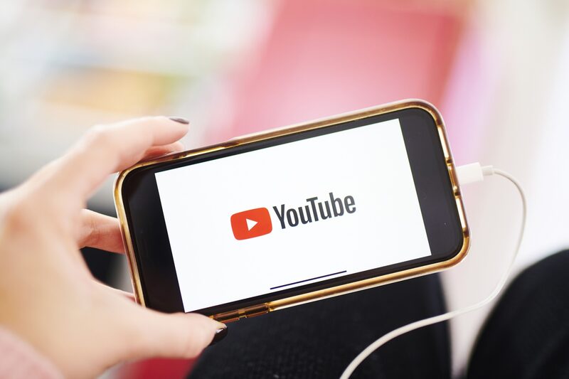 Los moderadores en plataformas como YouTube se enfrenta a veinte millones de video nuevos por día. Los moderadores en plataformas como YouTube se enfrenta a veinte millones de video nuevos por día.
