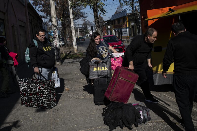 Pessoas na rua com malas de viagem Pessoas na rua com malas de viagem