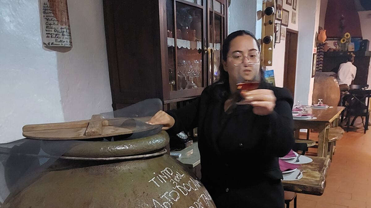 Vinho tirado direto da ânfora de barro na vinícola Honrado