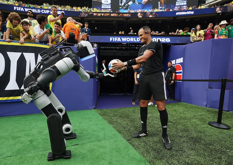 Aparição do Atlas marca a primeira demonstração pública ao vivo do robô desde que sua versão pronta para produção foi apresentada na feira de tecnologia CES, em janeiro . (Photo by Maddie Meyer - FIFA/FIFA via Getty Images) Aparição do Atlas marca a primeira demonstração pública ao vivo do robô desde que sua versão pronta para produção foi apresentada na feira de tecnologia CES, em janeiro . (Photo by Maddie Meyer - FIFA/FIFA via Getty Images)