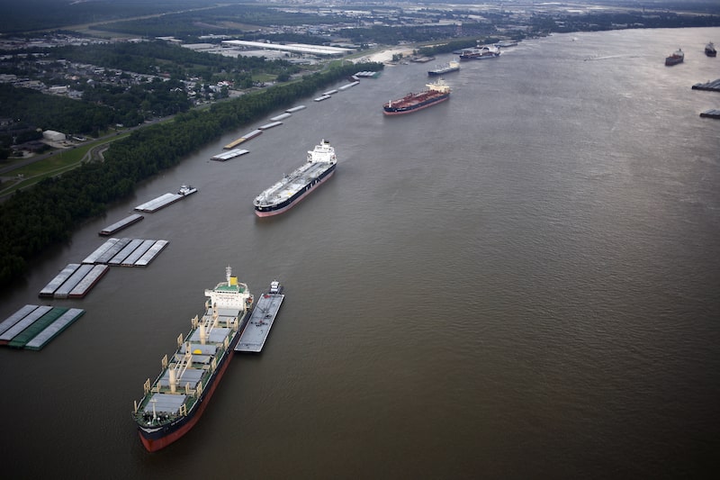 Unos buques de carga permanecen anclados en el río Misisipi en esta fotografía aérea tomada sobre Nueva Orleans, Luisiana, Estados Unidos. Unos buques de carga permanecen anclados en el río Misisipi en esta fotografía aérea tomada sobre Nueva Orleans, Luisiana, Estados Unidos.