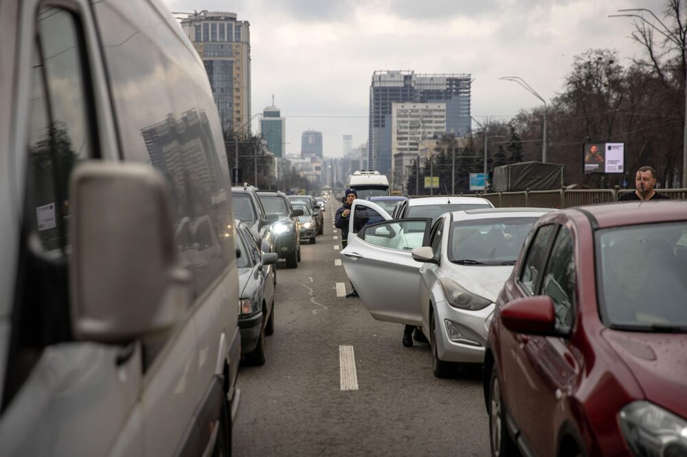 Los residentes que intentan salir de la capital están atascados en el tráfico de una autopista en Kiev. Los residentes que intentan salir de la capital están atascados en el tráfico de una autopista en Kiev.