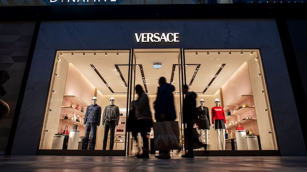 Prada prioriza la renovación de Versace y descarta nuevas compras por ahora Prada prioriza la renovación de Versace y descarta nuevas compras por ahora