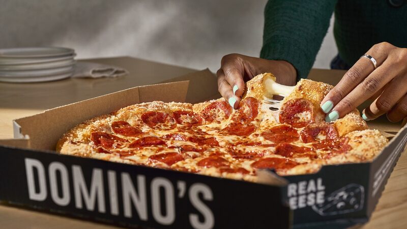 Sucesso de borda de parmesão impulsiona vendas de pizzas da Domino’s nos EUA Sucesso de borda de parmesão impulsiona vendas de pizzas da Domino’s nos EUA
