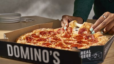 Sucesso de borda de parmesão impulsiona vendas de pizzas da Domino’s nos EUA Sucesso de borda de parmesão impulsiona vendas de pizzas da Domino’s nos EUA
