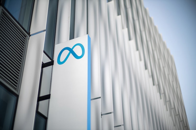 Cartel en el exterior de la tienda de Meta en Burlingame, California (EE.UU.), el viernes 23 de enero de 2026. Fotógrafo: David Paul Morris/Bloomberg Cartel en el exterior de la tienda de Meta en Burlingame, California (EE.UU.), el viernes 23 de enero de 2026. Fotógrafo: David Paul Morris/Bloomberg