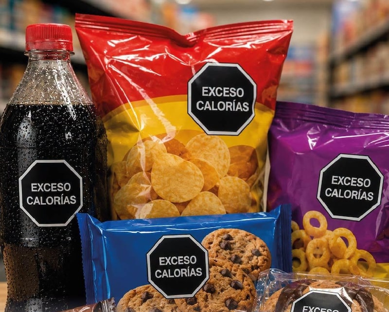 Sello de "exceso de calorías" en varios productos. Sello de "exceso de calorías" en varios productos.