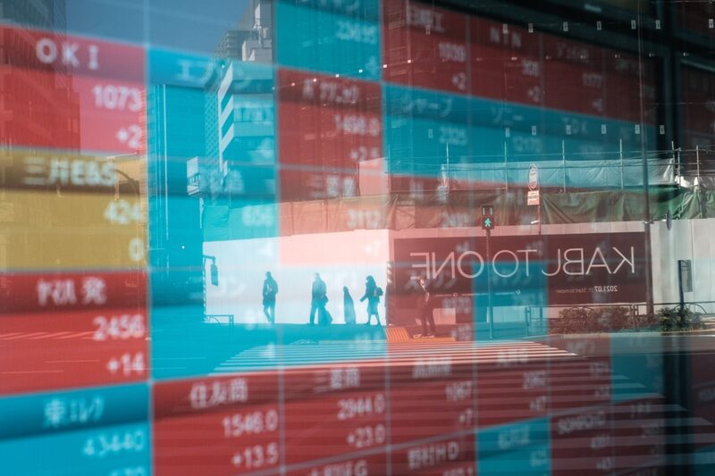 Edificios y peatones se reflejan en un tablero electrónico de valores fuera de una empresa de valores en el distrito de Shinjuku de Tokio, Japón, el miércoles 17 de febrero de 2021. Fotógrafo: Soichiro Koriyama/Bloomberg Edificios y peatones se reflejan en un tablero electrónico de valores fuera de una empresa de valores en el distrito de Shinjuku de Tokio, Japón, el miércoles 17 de febrero de 2021. Fotógrafo: Soichiro Koriyama/Bloomberg
