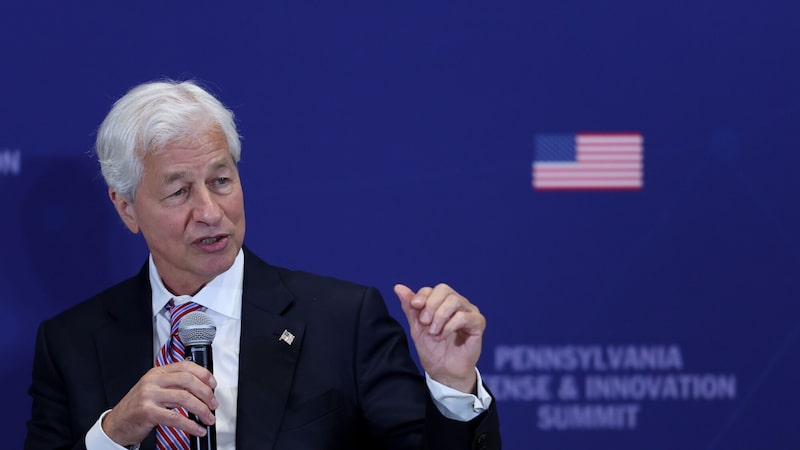 Jamie Dimon faz alerta ao governo britânico sobre risco de elevar impostos sobre bancos Jamie Dimon faz alerta ao governo britânico sobre risco de elevar impostos sobre bancos