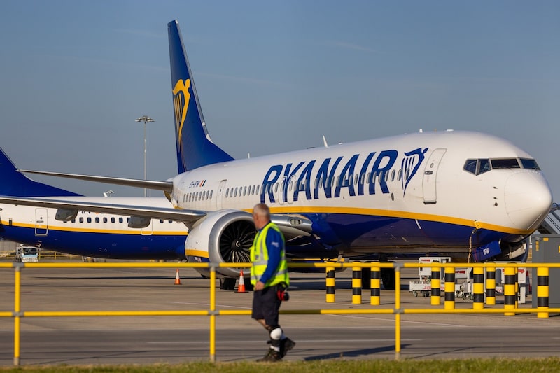 La aerolínea irlandesa registró un beneficio después de impuestos de 820 millones de euros (US$953 millones) en los tres meses. La aerolínea irlandesa registró un beneficio después de impuestos de 820 millones de euros (US$953 millones) en los tres meses.