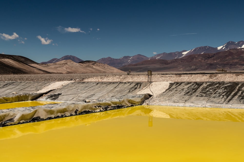 Piscinas de evaporación de salmuera en el proyecto de litio Tres Quebradas en la provincia de Catamarca, Argentina, en diciembre de 2021. Piscinas de evaporación de salmuera en el proyecto de litio Tres Quebradas en la provincia de Catamarca, Argentina, en diciembre de 2021.