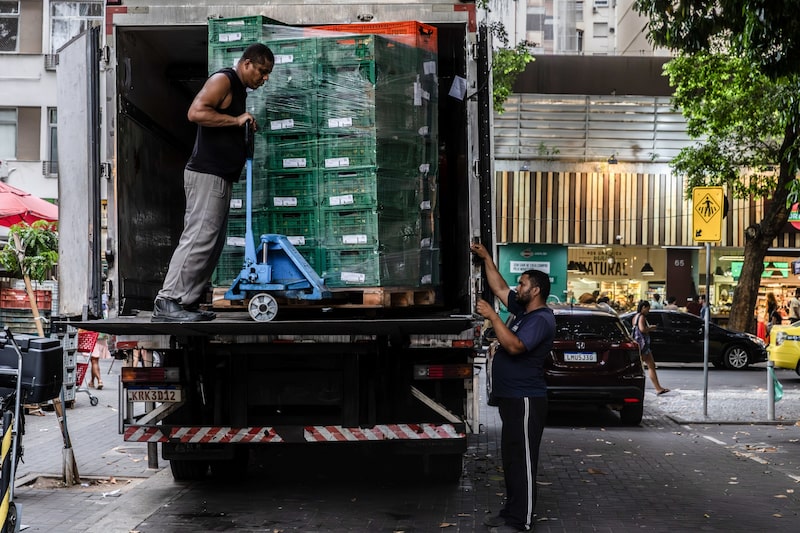 Trabajadores descargan mercancía en un supermercado de Río de Janeiro. Fotógrafo: Dado Galdieri/Bloomberg. Trabajadores descargan mercancía en un supermercado de Río de Janeiro. Fotógrafo: Dado Galdieri/Bloomberg.