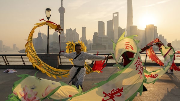 China acelera su crecimiento económico más de lo previsto y se acerca a su meta anual China acelera su crecimiento económico más de lo previsto y se acerca a su meta anual